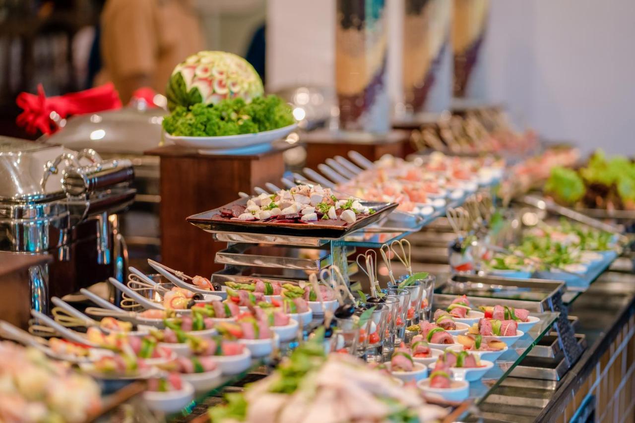 Allegro Hoi An . A Little Luxury Hotel & Spa Bagian luar foto A buffet at a hotel