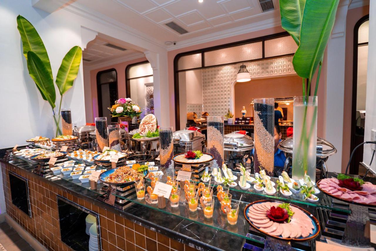 Allegro Hoi An . A Little Luxury Hotel & Spa Bagian luar foto A buffet at a hotel
