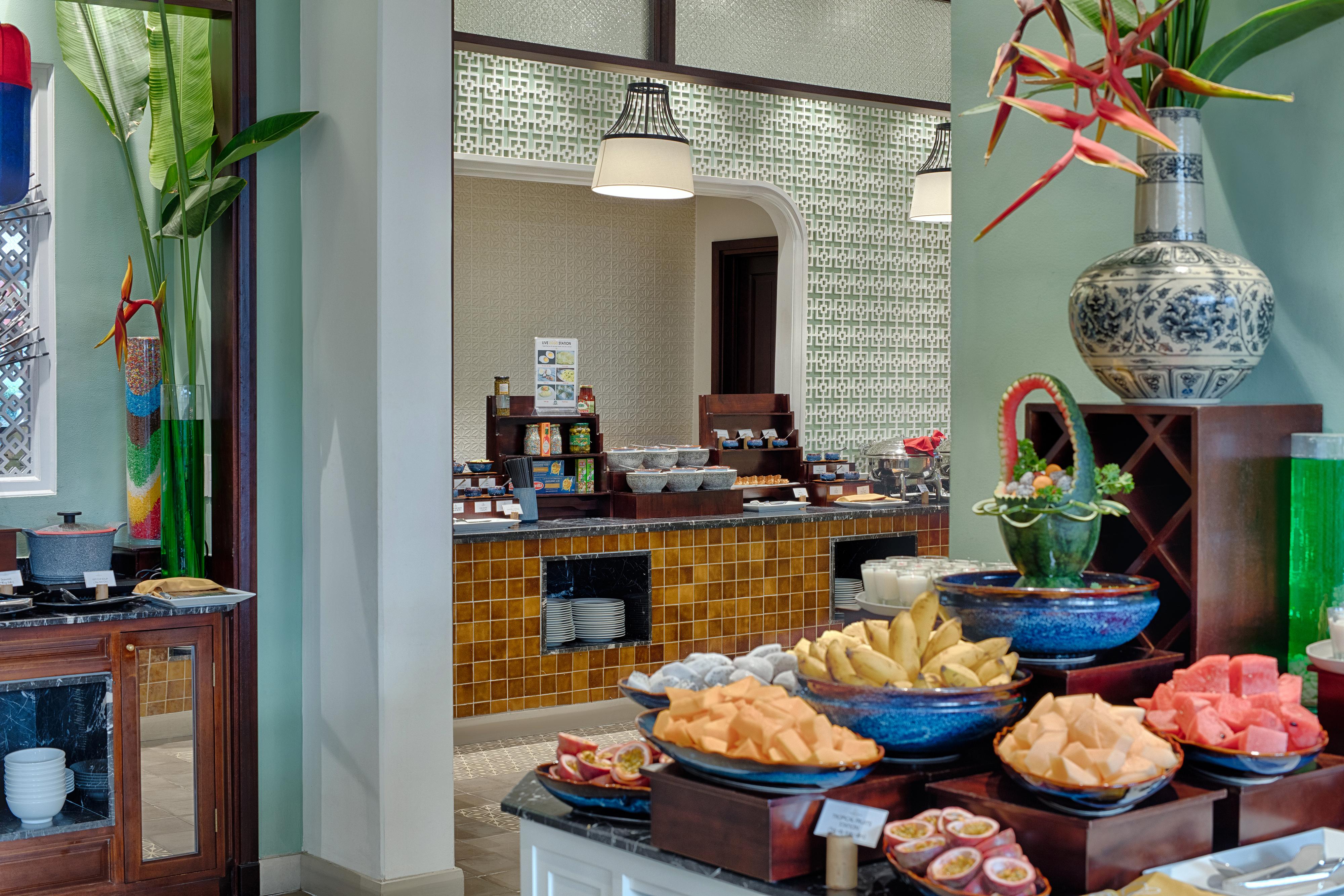 Allegro Hoi An . A Little Luxury Hotel & Spa Bagian luar foto A buffet at a hotel