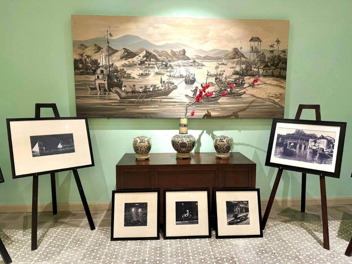 Allegro Hoi An . A Little Luxury Hotel & Spa Bagian luar foto A display of photographs by the author