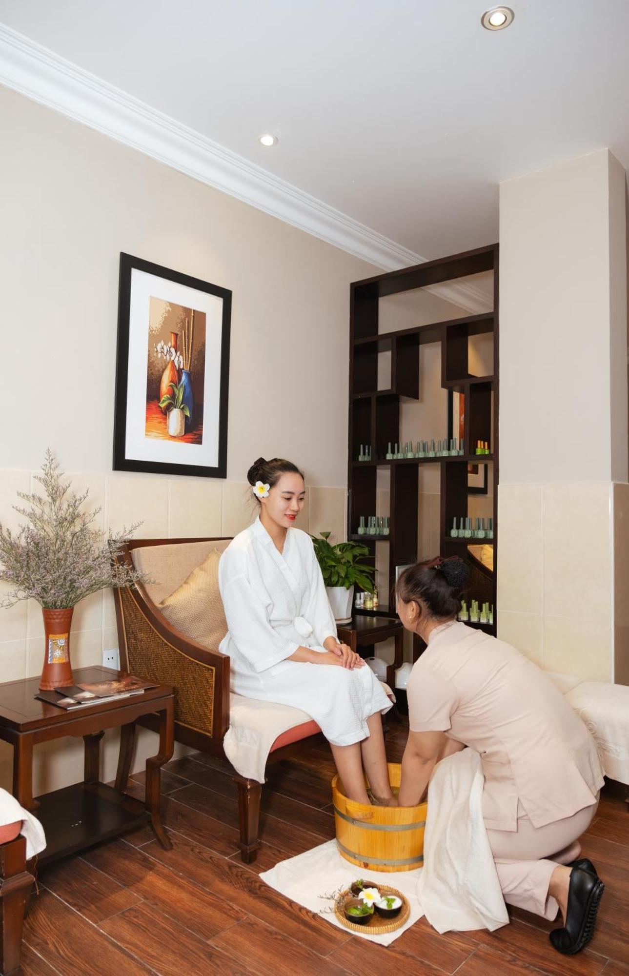 Allegro Hoi An . A Little Luxury Hotel & Spa Bagian luar foto A foot massage