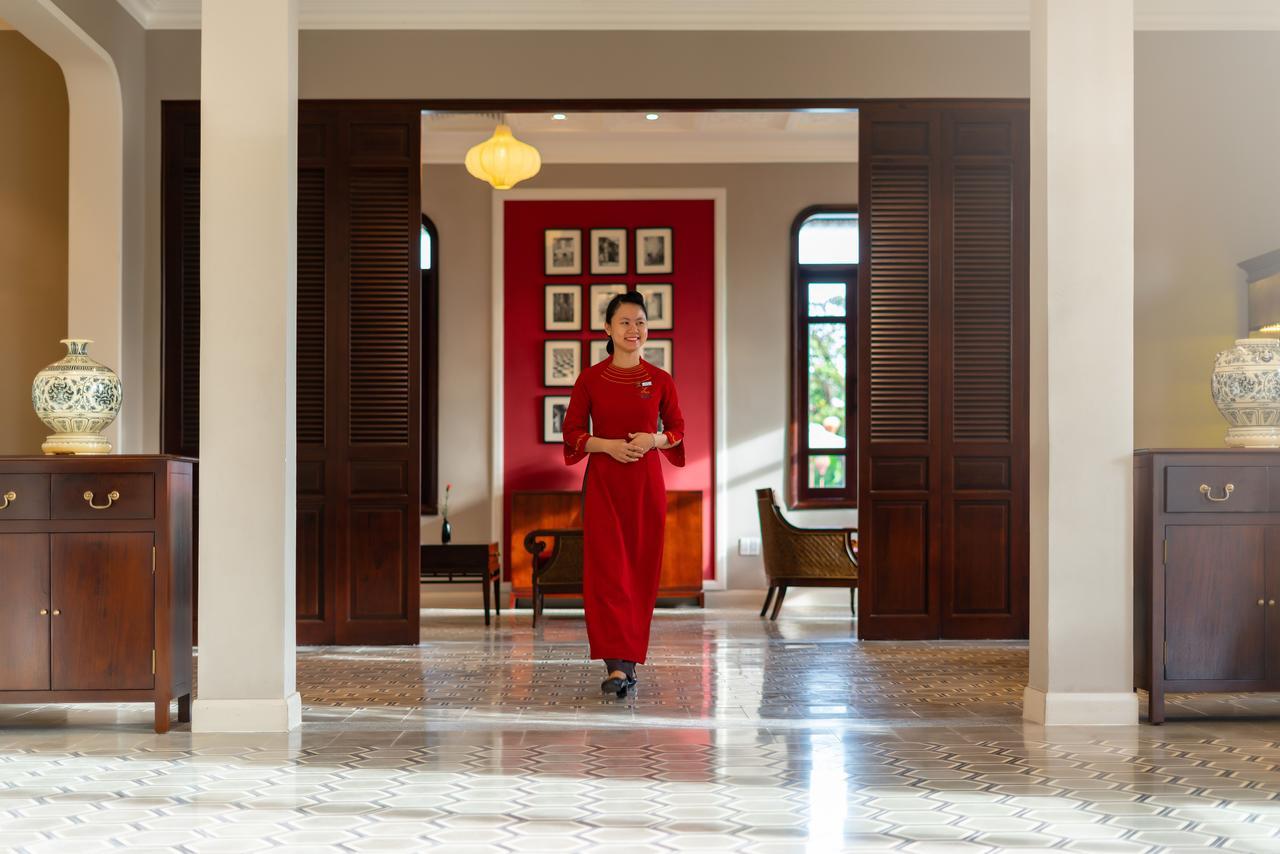 Allegro Hoi An . A Little Luxury Hotel & Spa Bagian luar foto A Concierge at the Mandarin Oriental, Saigon