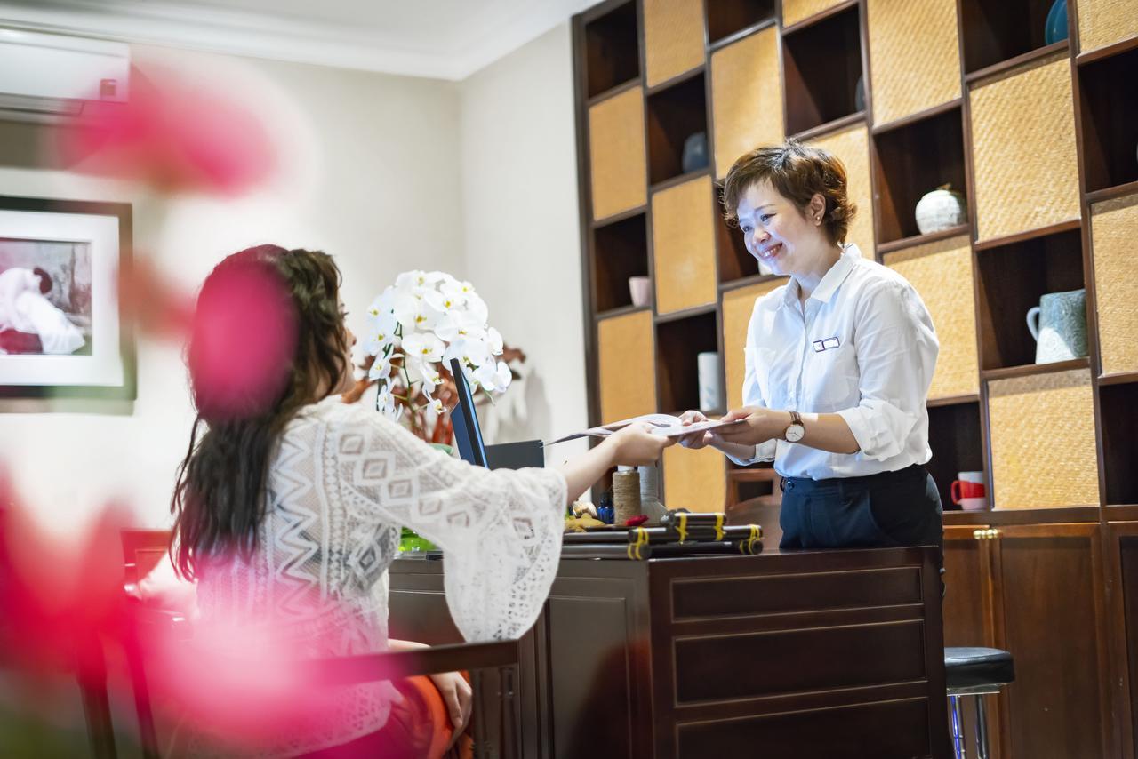 Allegro Hoi An . A Little Luxury Hotel & Spa Bagian luar foto A guest checking in at the hotel